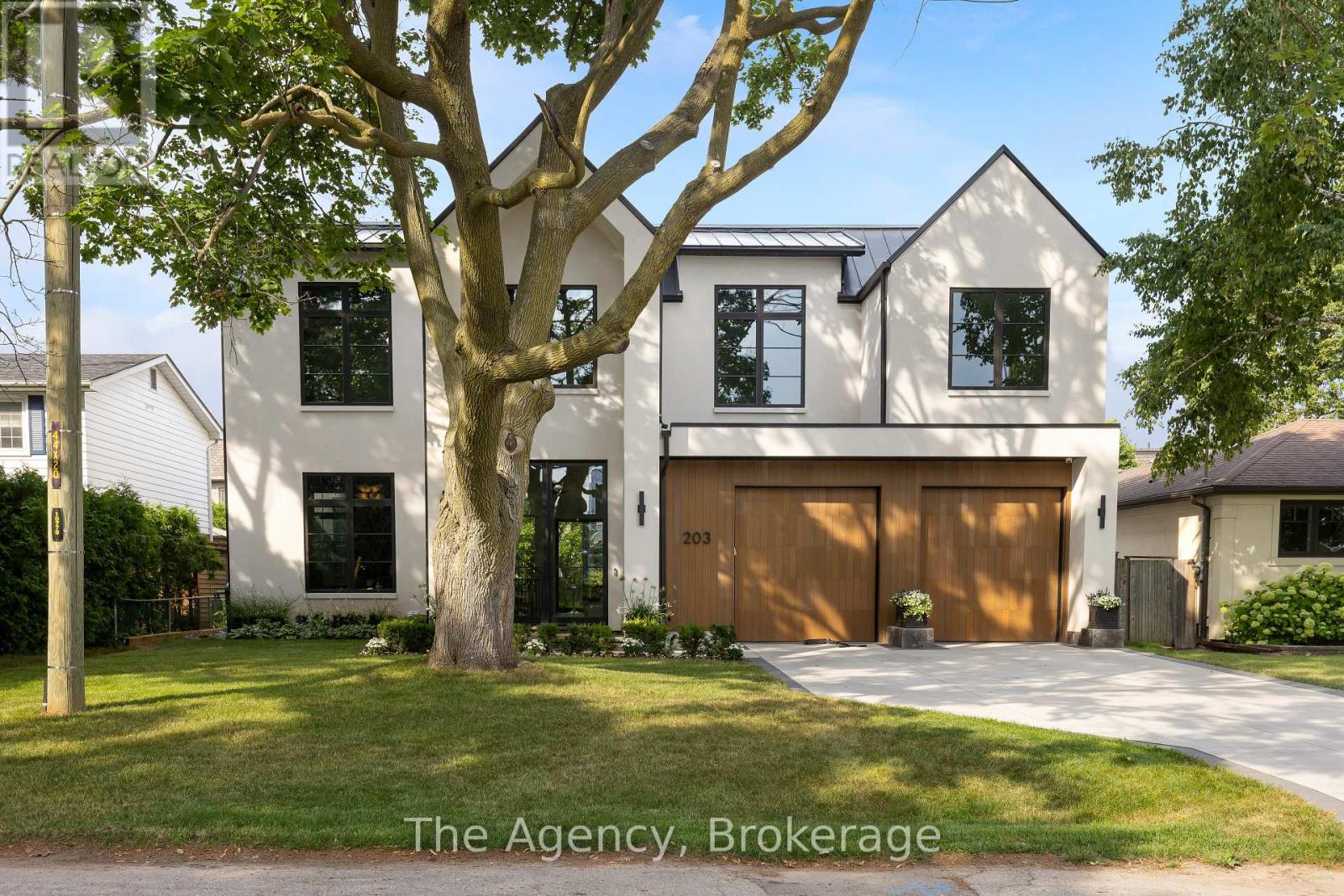 203 Weybourne Rd, Oakville, ON L6K 2T7
