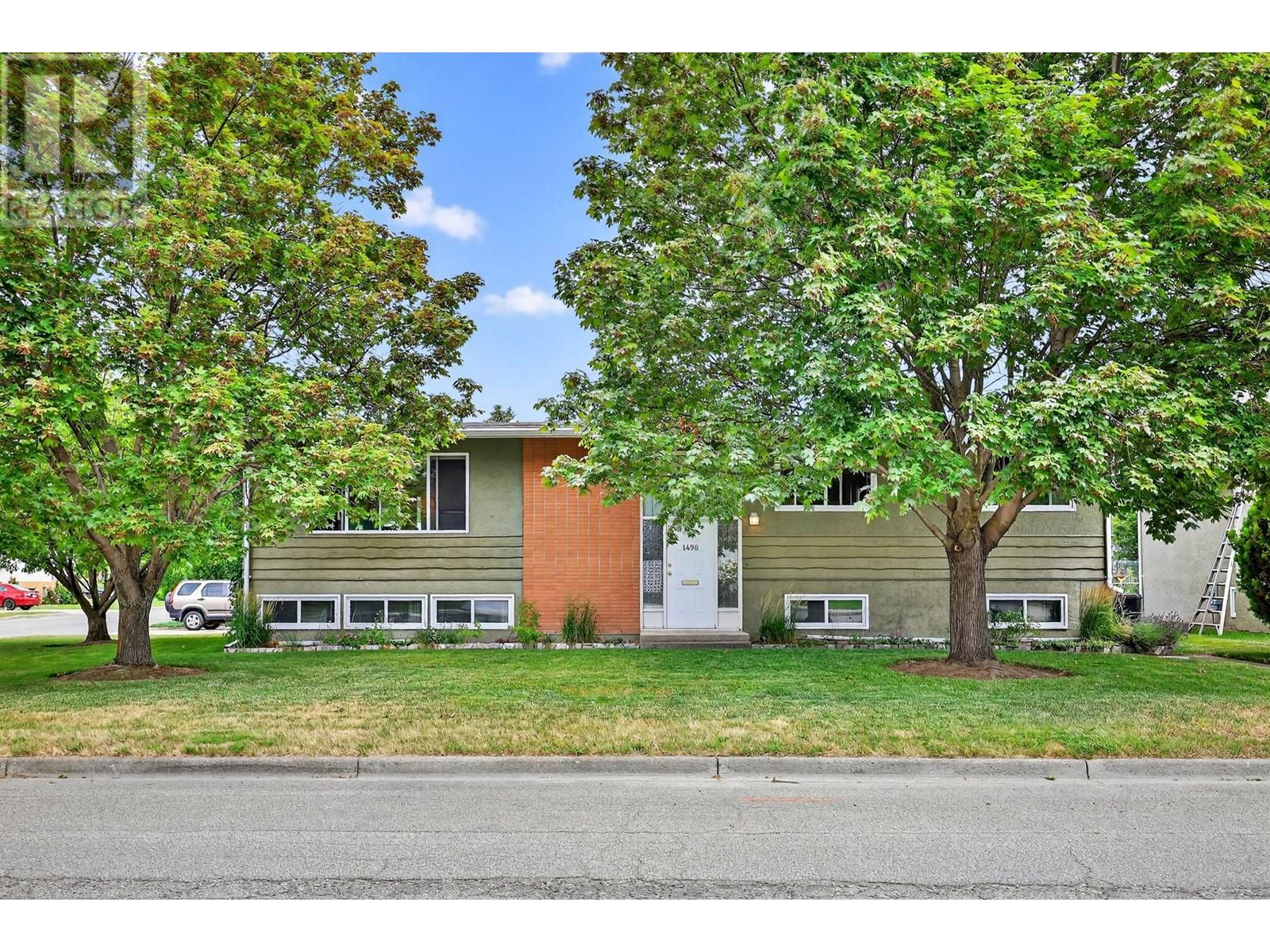1498 Lombardy Sq, Kelowna, BC V1Y 3S7