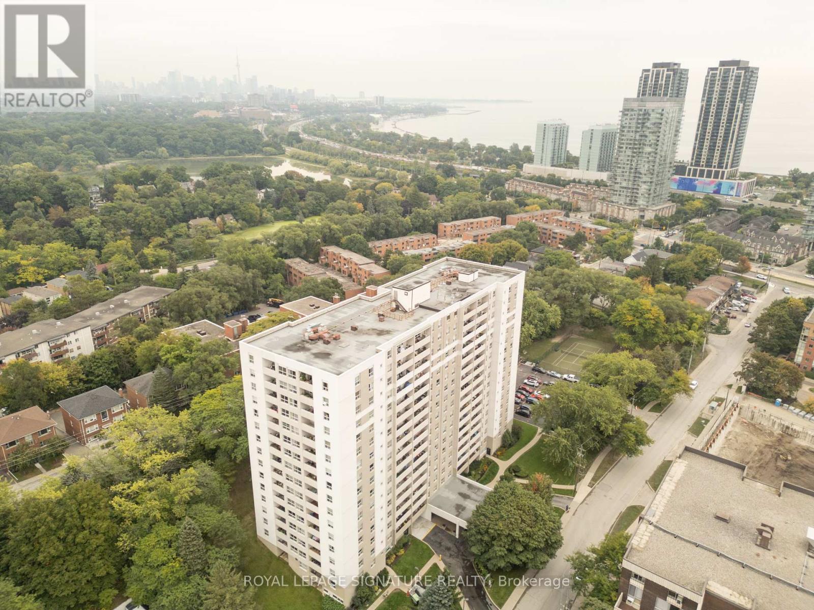 1611 45 Southport St, Toronto, ON M6S 3N5