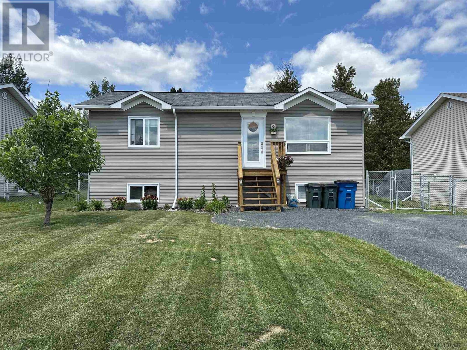 9 Fifth St, Cochrane, ON P0L 1C0 | MLS #TM241536 | Houseful