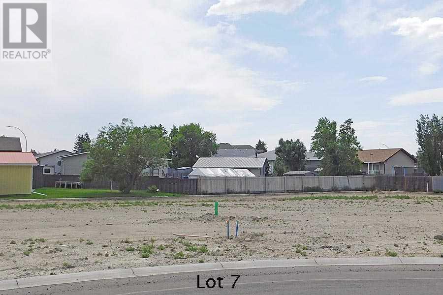7 Pine Pl E, Claresholm, AB T0L 0T0