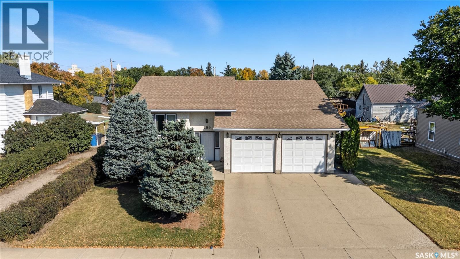 109 1 Avenue East, Gravelbourg, SK S0H 1X0