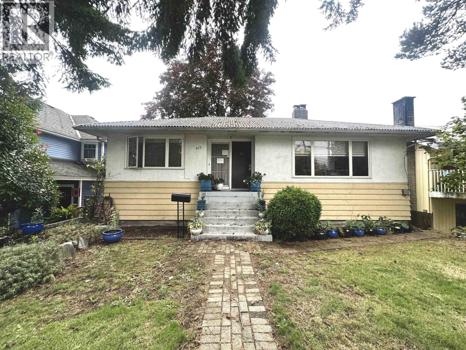 313 E 13th St, North Vancouver, BC V7L 2L9