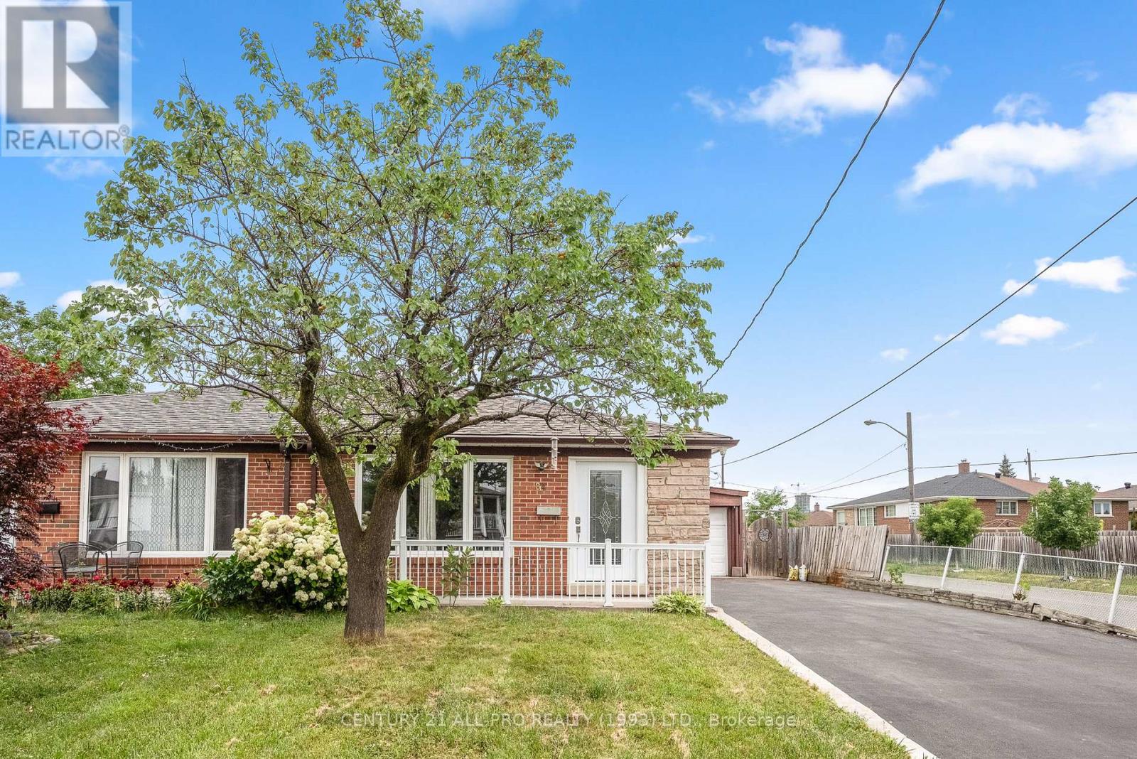 84 Goldsboro Rd, Toronto, ON M9L 1A7