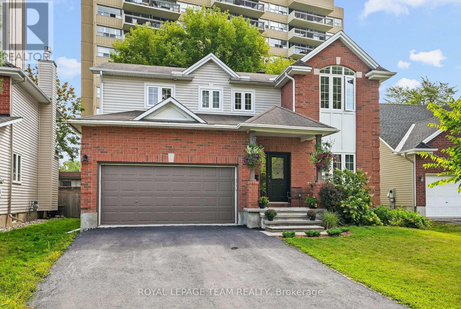 2122 Saunders Ave, Ottawa, ON K2A 4C7