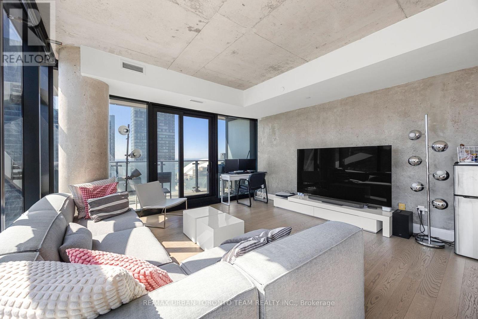 2804 224 King St W, Toronto, ON M5H 0A6
