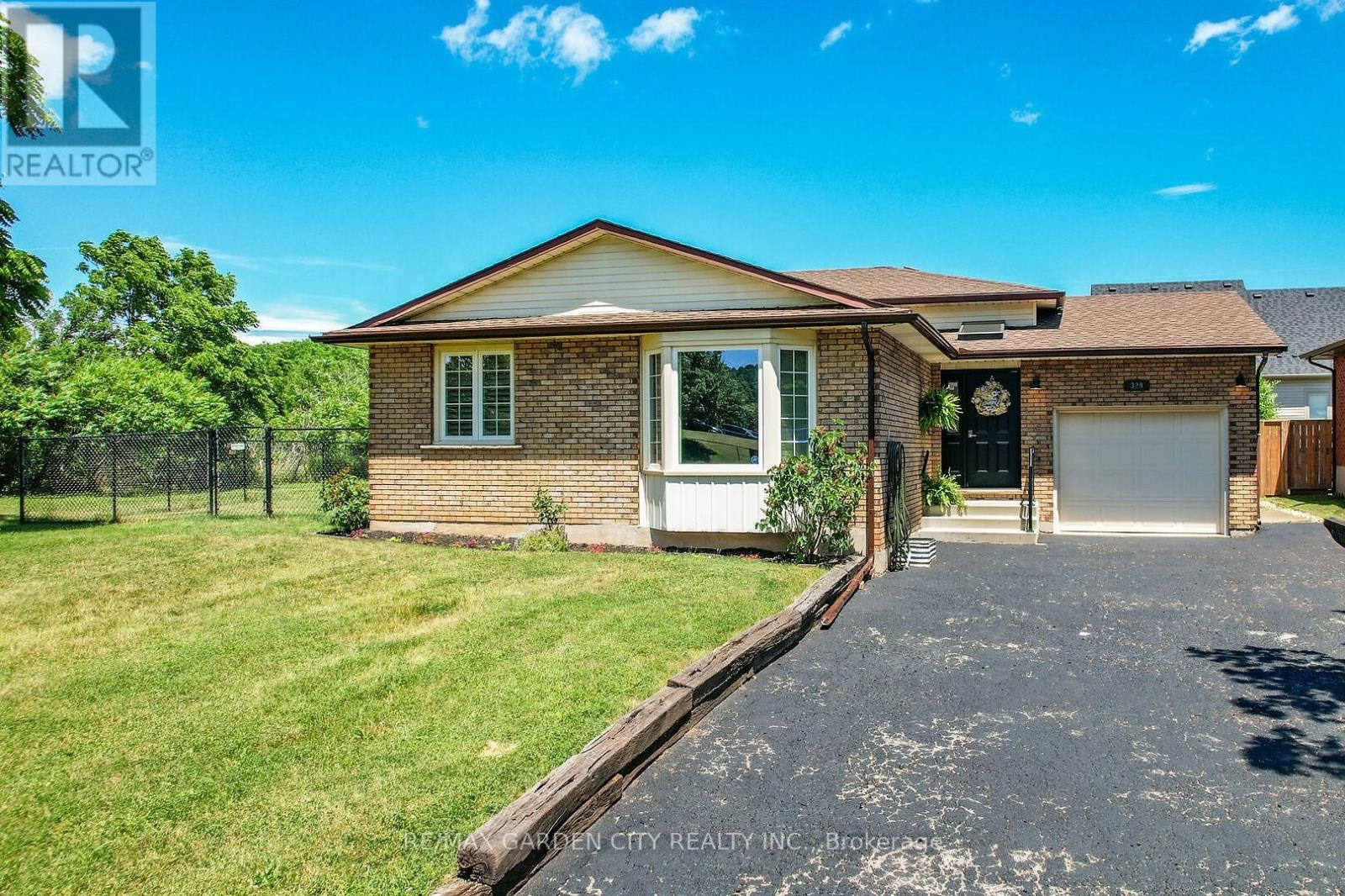 329 Central Ave, Grimsby, ON L3M 4V9