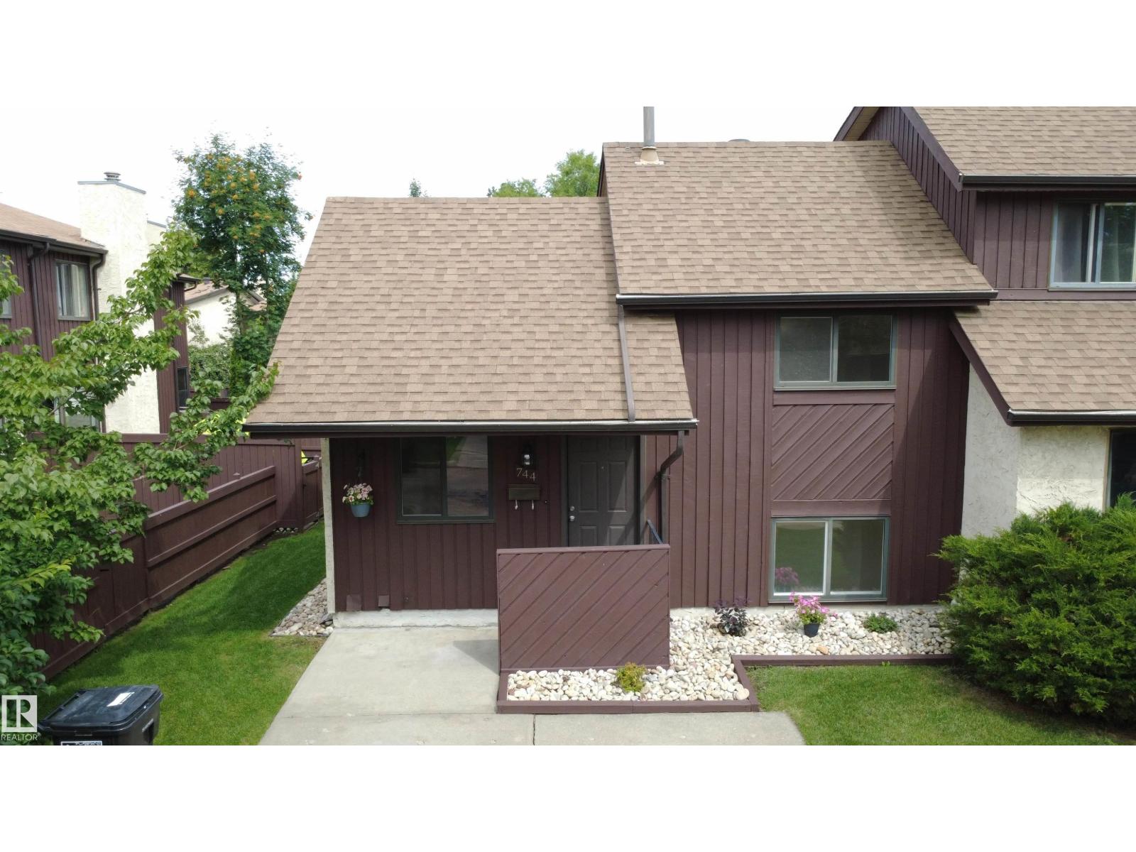 744 Saddleback Rd NW, Edmonton, AB T6J 4Z1