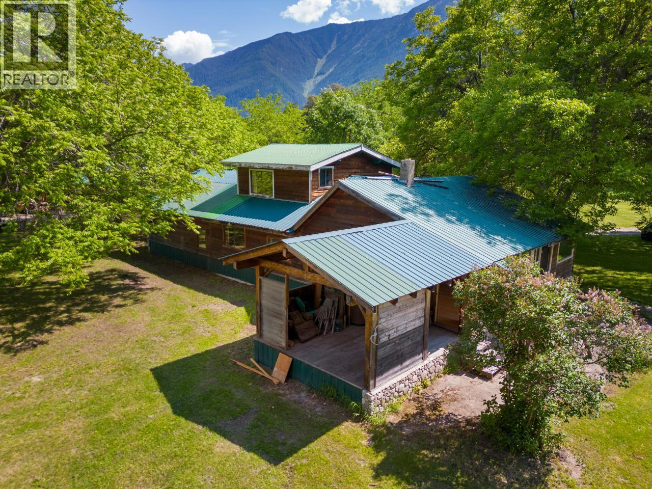 209 Lardeau River Rd, Lardeau, BC V0G 1N0