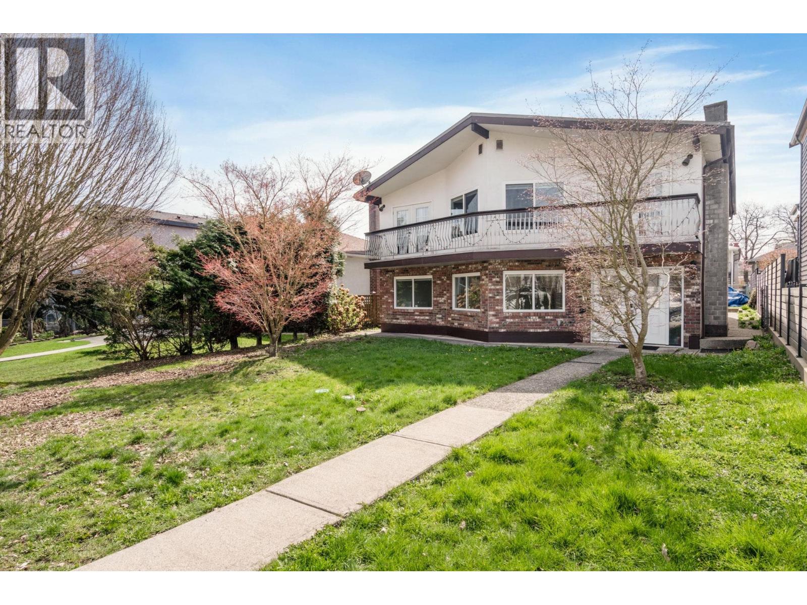 4346 Dundas St, Burnaby, BC V5C 1B3