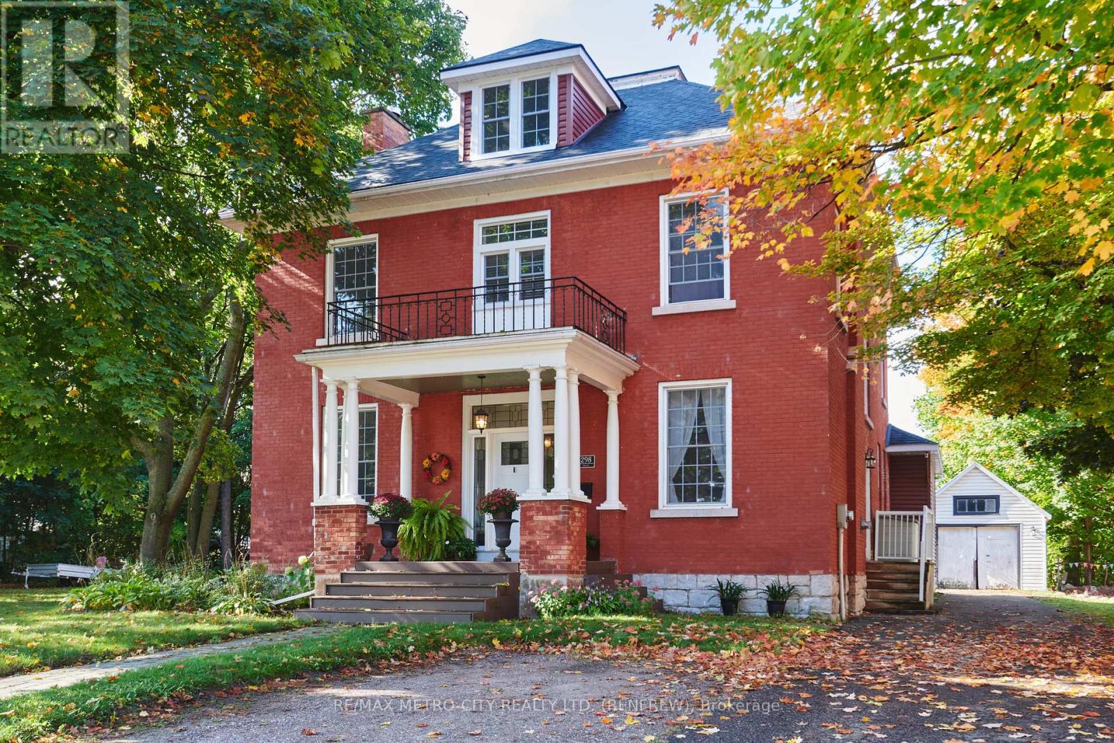 298 Barr St, Renfrew, ON K7V 1J8