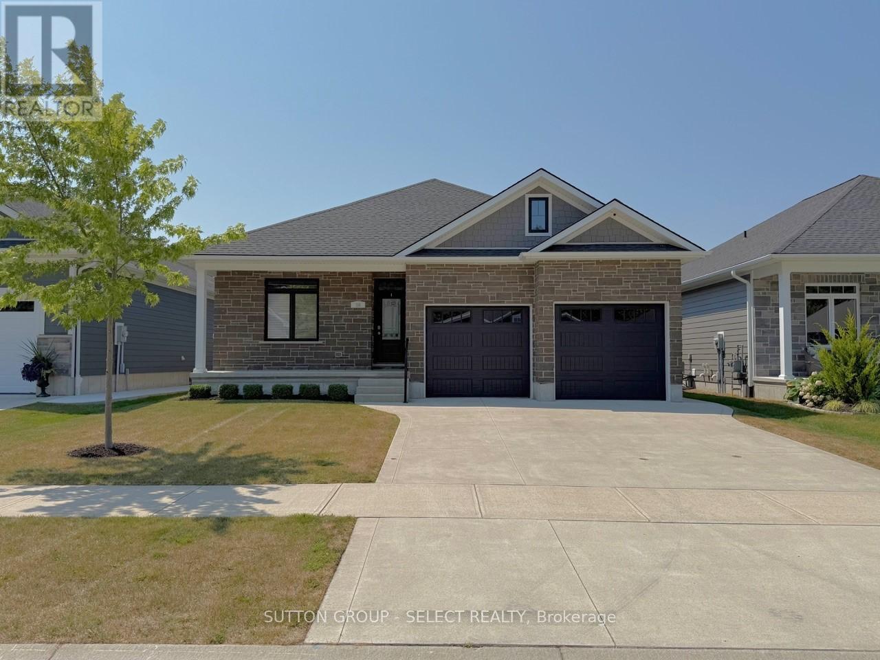 58 Deerfield Rd, Lambton Shores, ON N0M 1T0