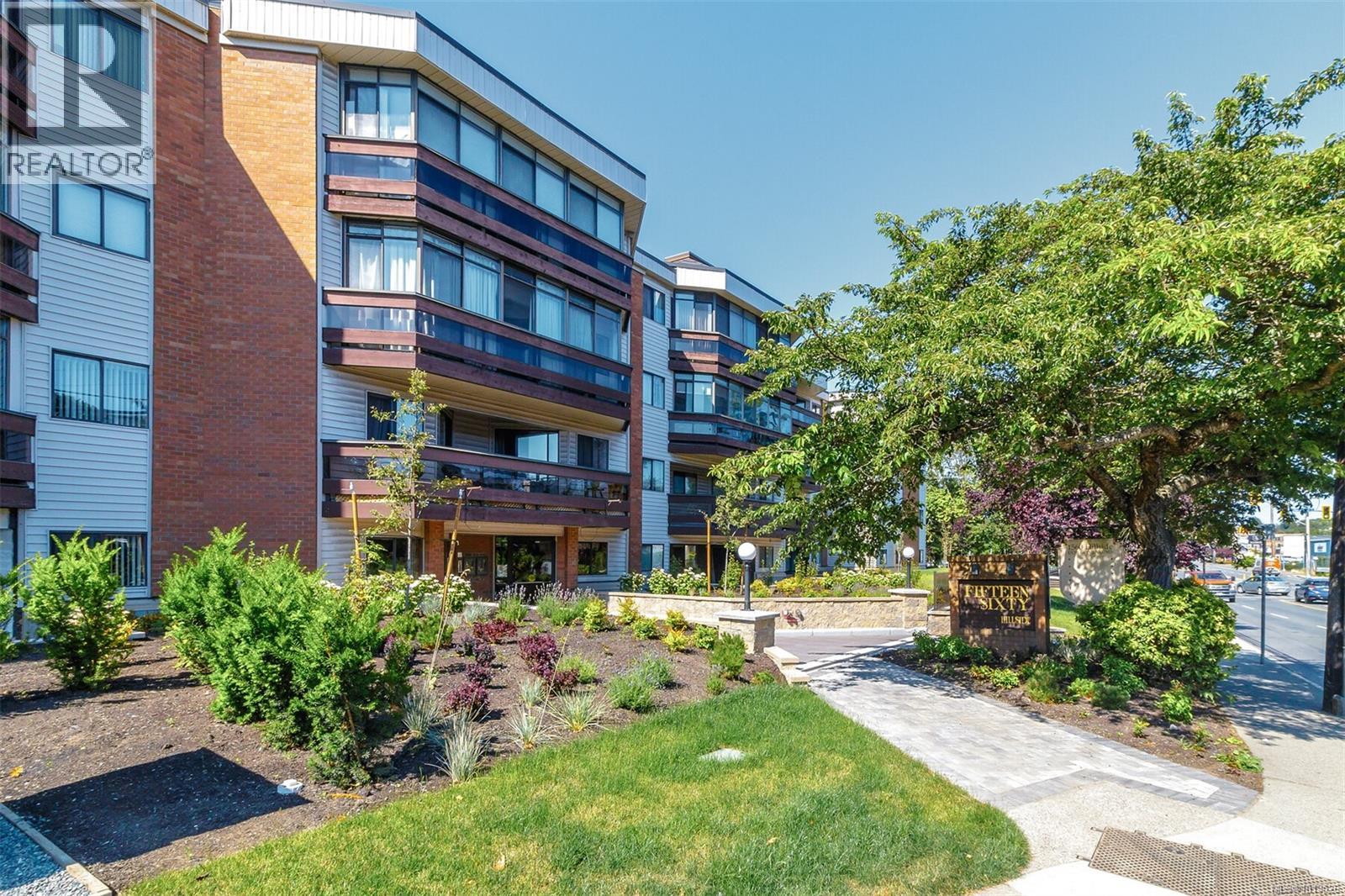 1560 Hillside Ave Unit 403 Ave, Victoria, BC V8T 5B8