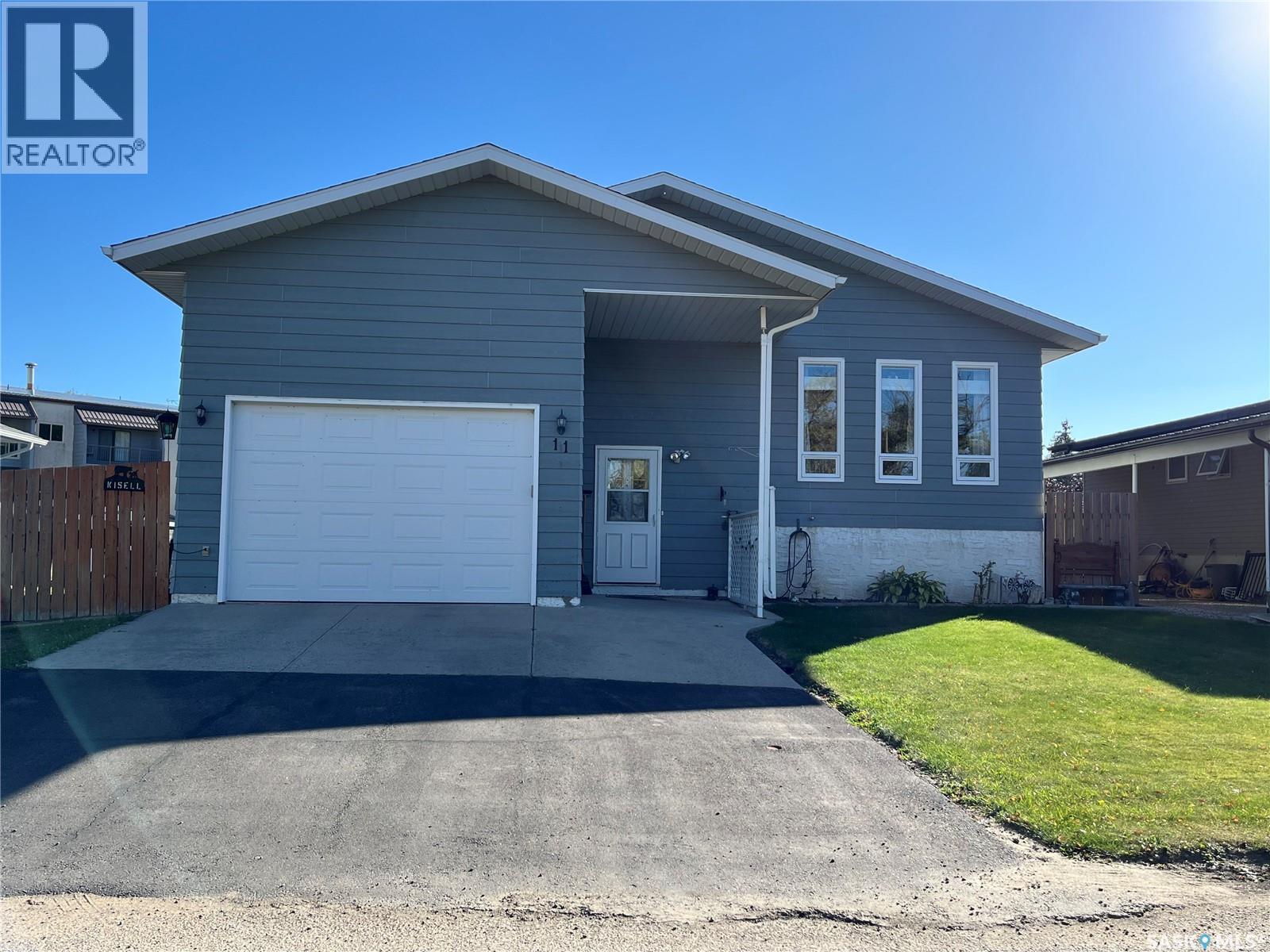 11 2 Avenue, Maple Creek, SK S0N 1N0