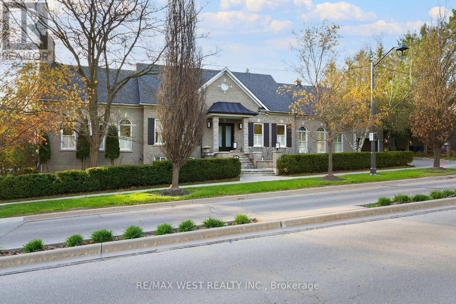 5 Humberview Dr, Vaughan, ON L4H 1B1