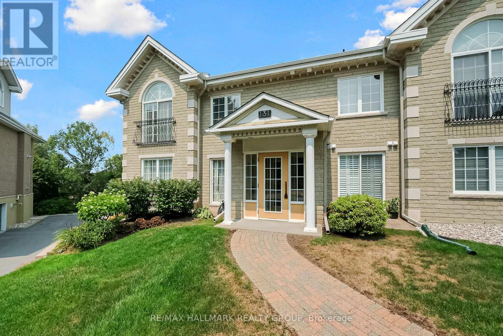 1 Unit 131 Robson Ct #a, Ottawa, ON K2K 2W1