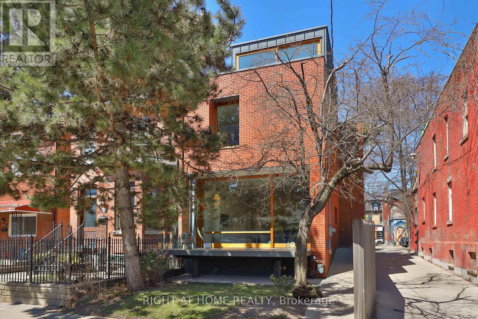 694 Richmond St W, Toronto, ON M6J 1C5