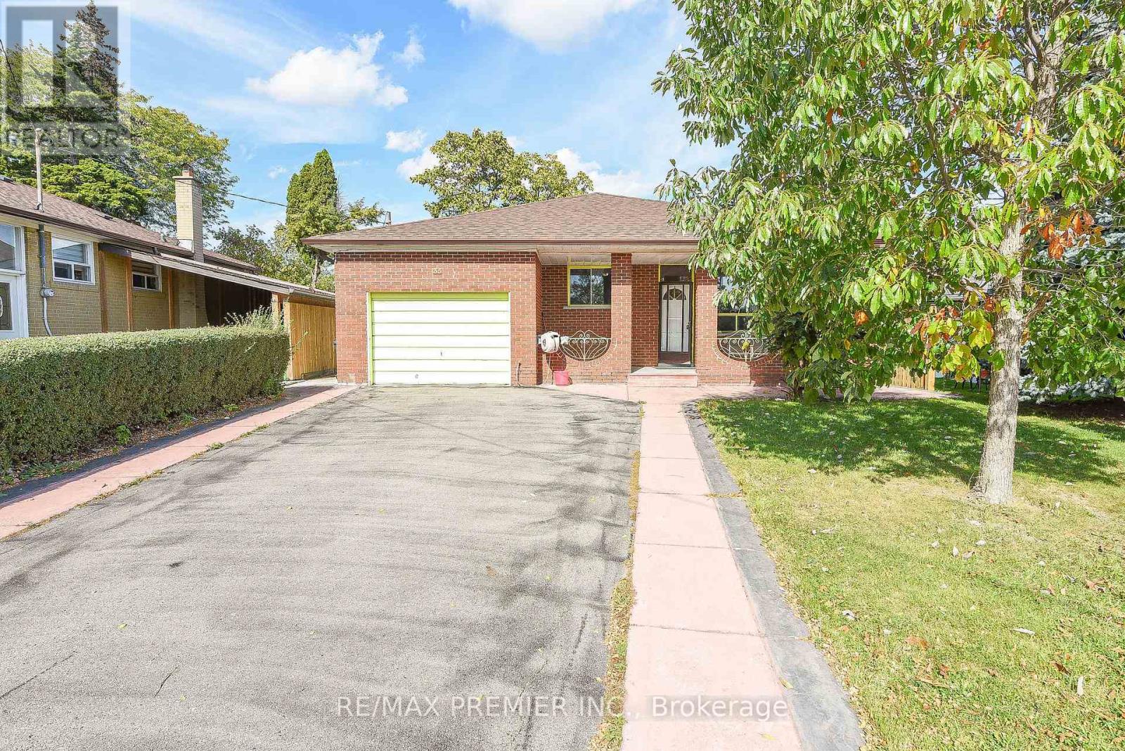 35 Taysham Cres, Toronto, ON M9V 1X1