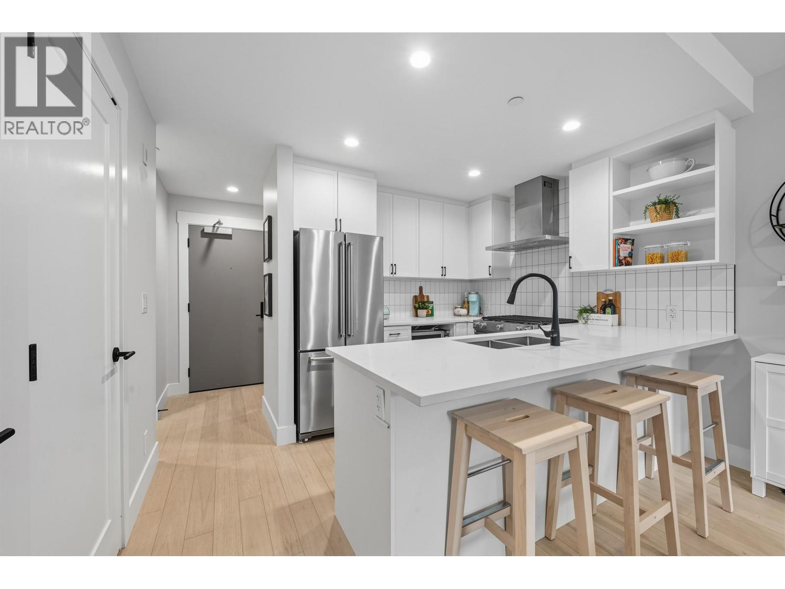 22226 Brown Avenue Unit 201, Maple Ridge, BC V2X 4R2