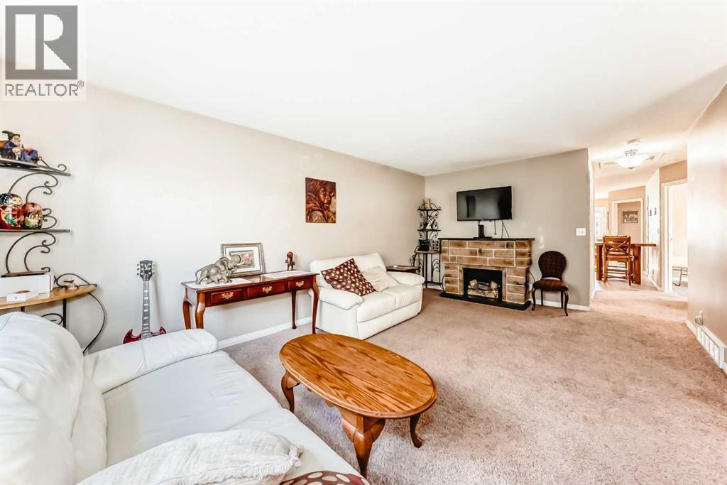 1 Eline Street #b, Red Deer, AB T4R 2M9