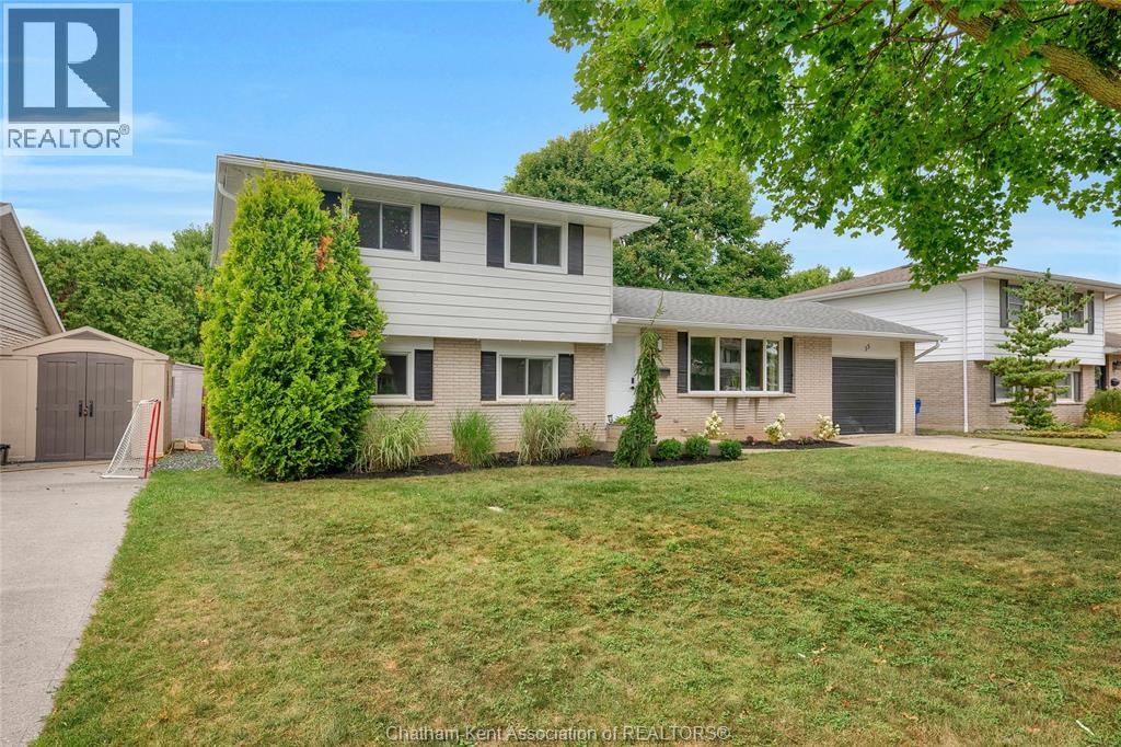 35 Peterborough Dr, Chatham, ON N7L 4C5
