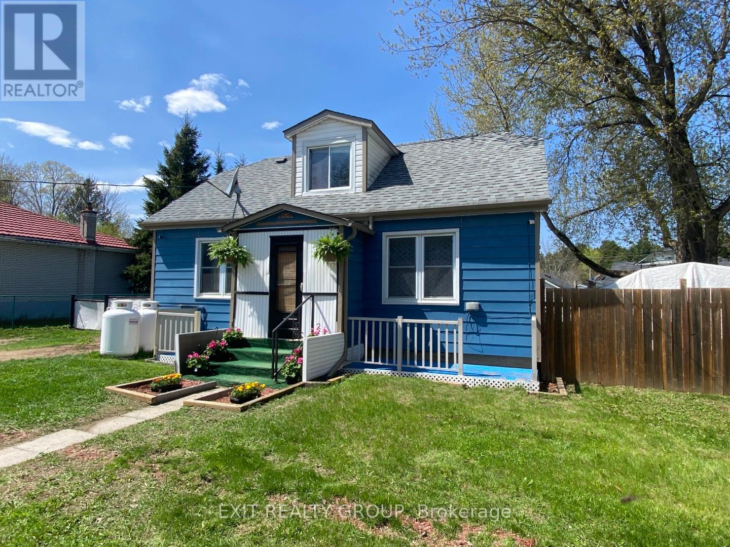 33 Glastonbury Rd, Addington Highlands, ON K0H 2G0