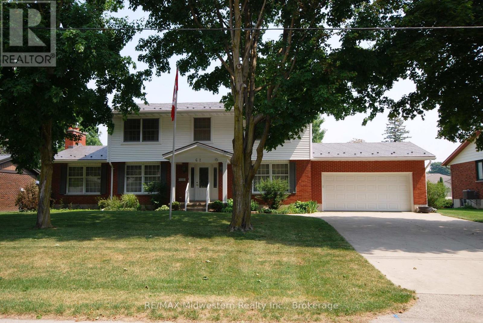 62 King St N, Minto, ON N0G 1Z0