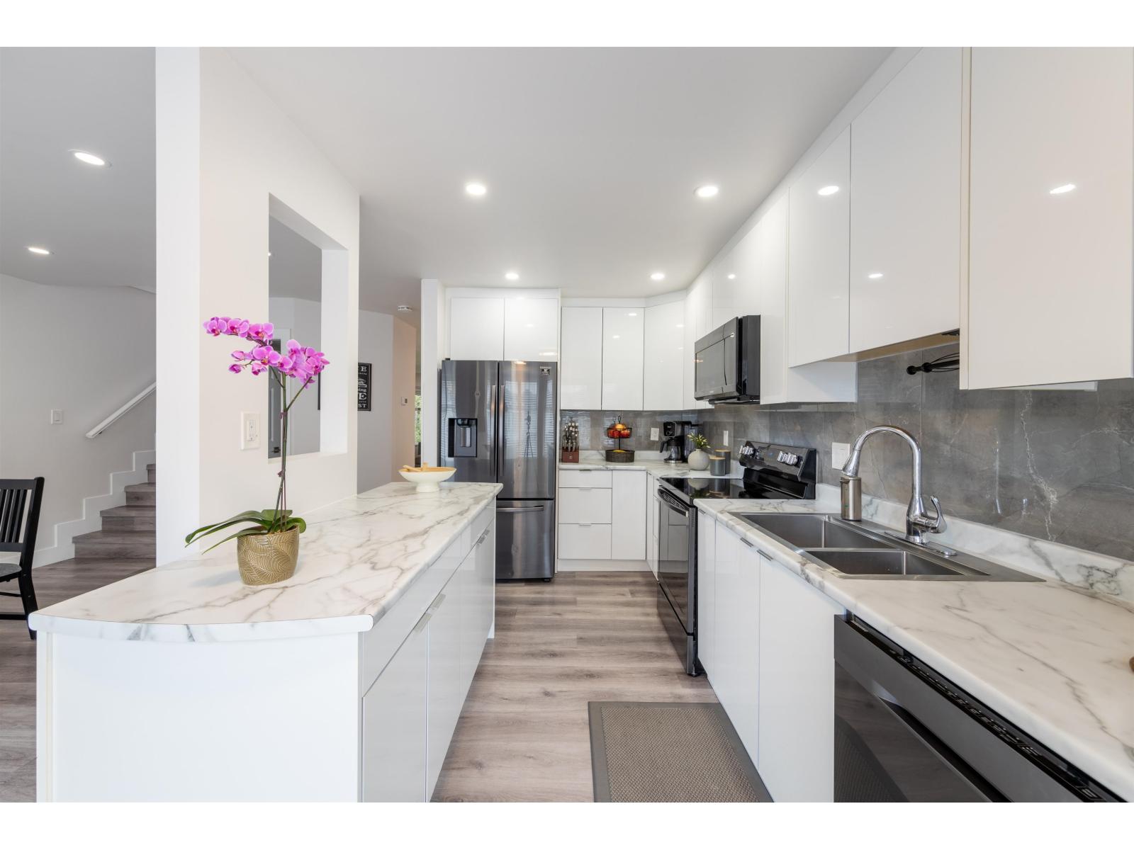 8060 121a Street Unit 118, Surrey, BC V3W 0S5