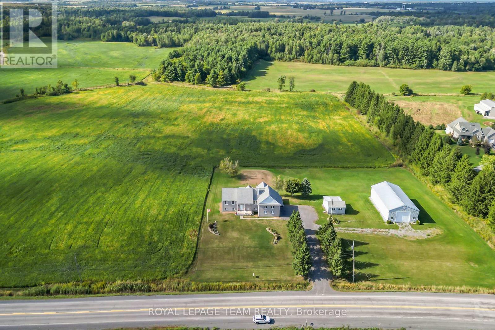 8665 Russell Rd, Ottawa, ON K4B 0J7