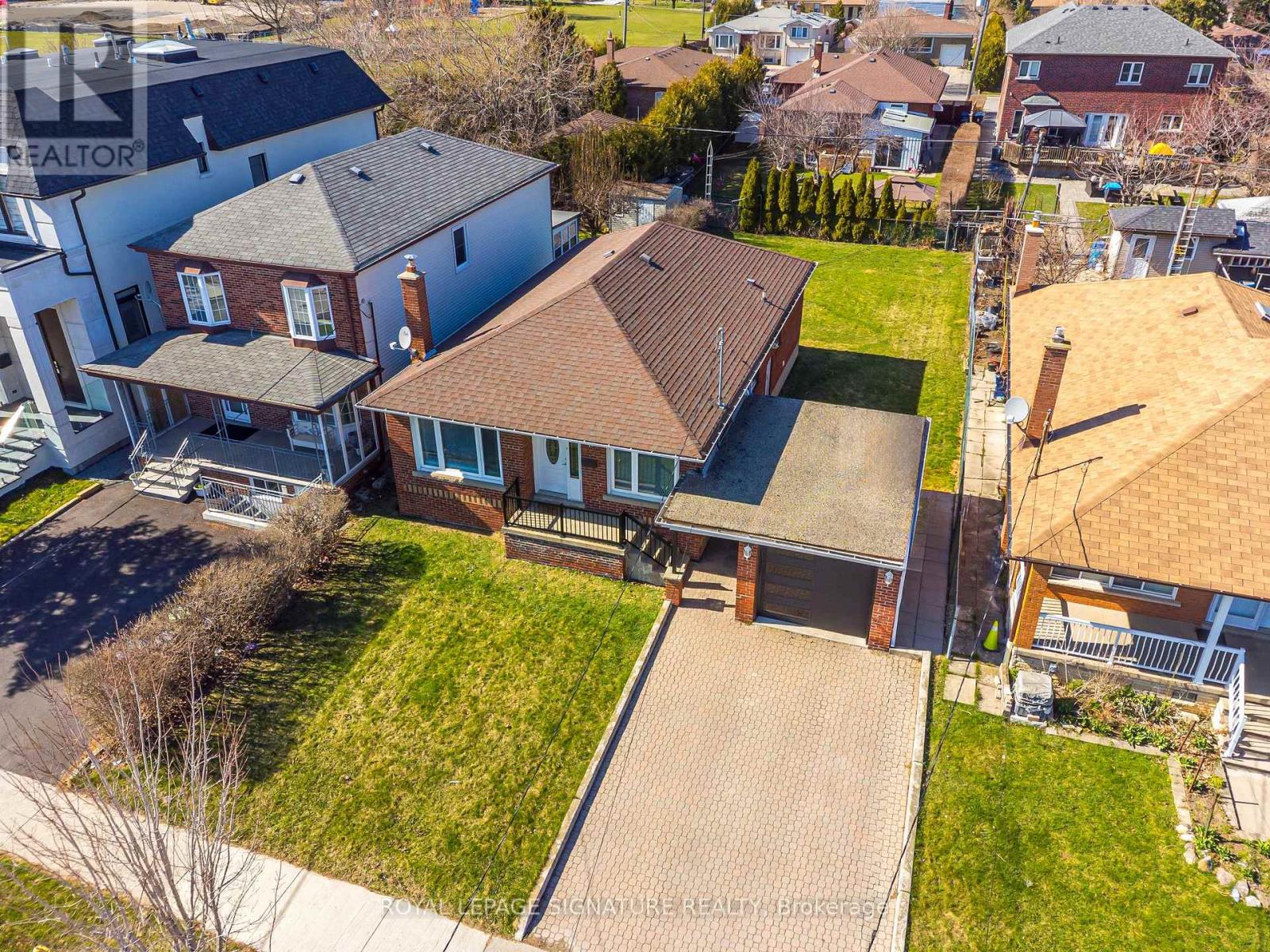 136 Regina Ave, Toronto Englemount-lawrence, ON M6A 1R7
