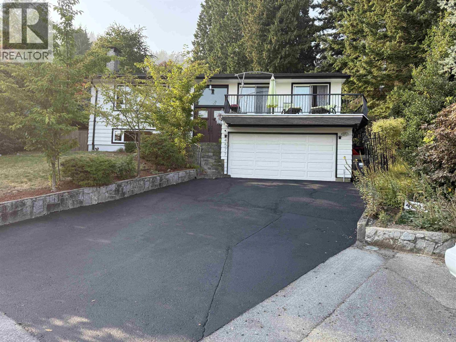 4577 Meadowbank Close, North Vancouver, BC V7K 2L1
