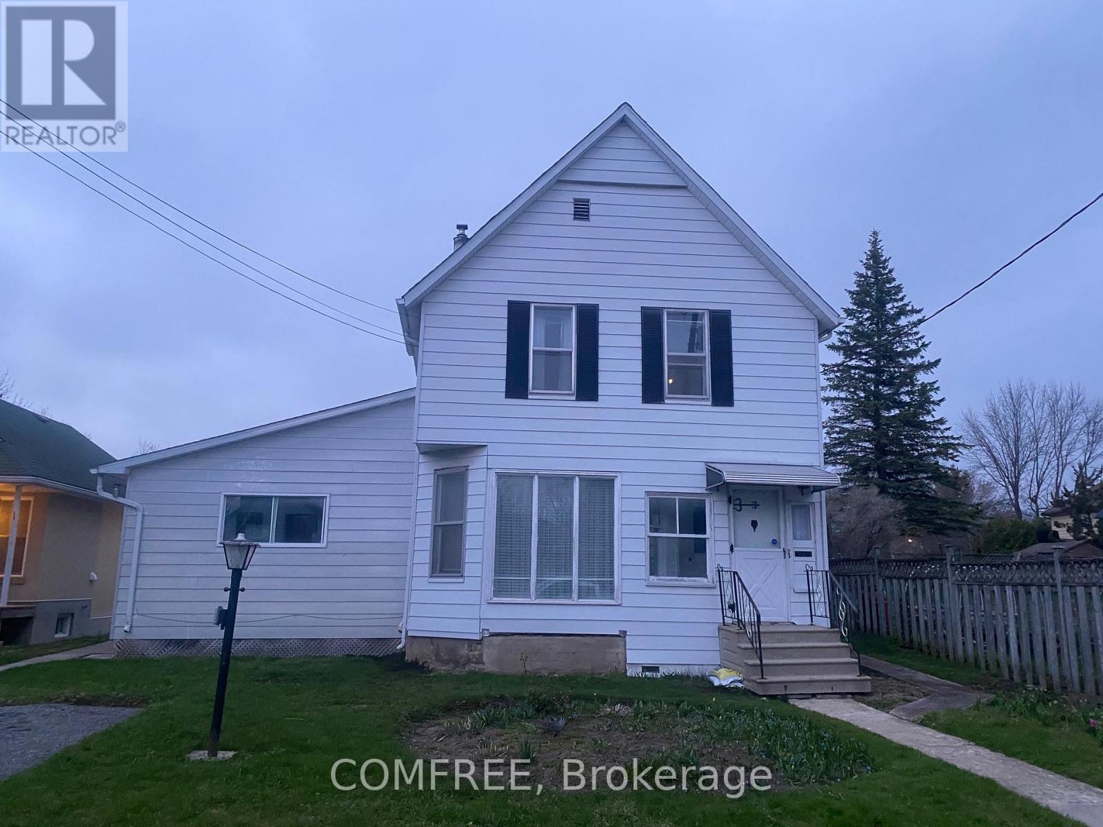 17 Grant St, Perth, ON K7H 1X6