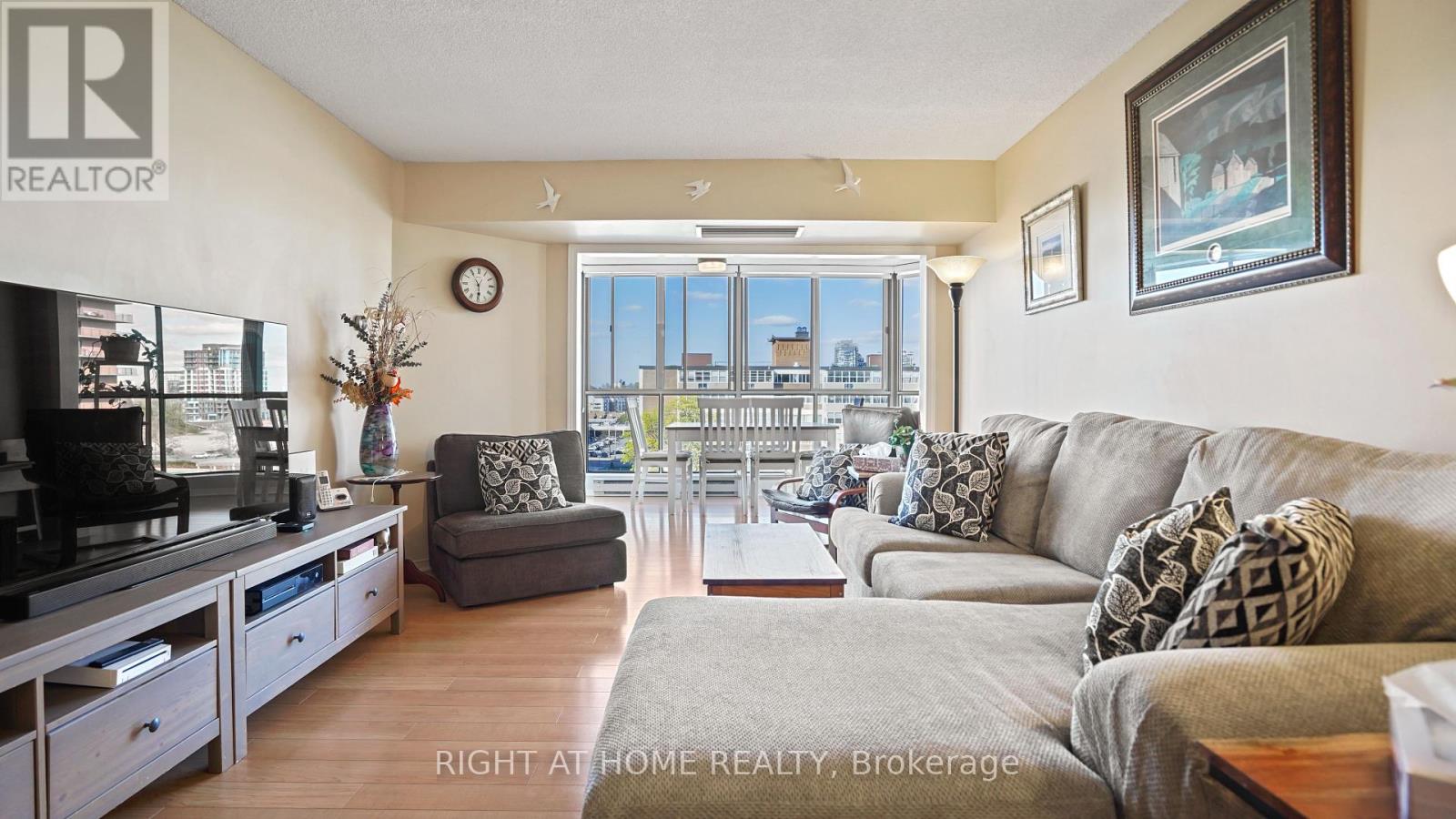 705 265 Westcourt Pl, Waterloo, ON N2L 6E4