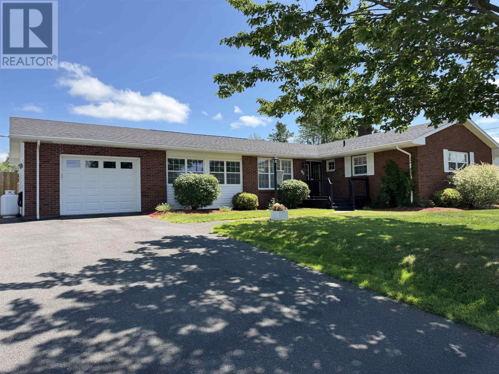 95 Poplar St, Stellarton, NS B0K 1S0