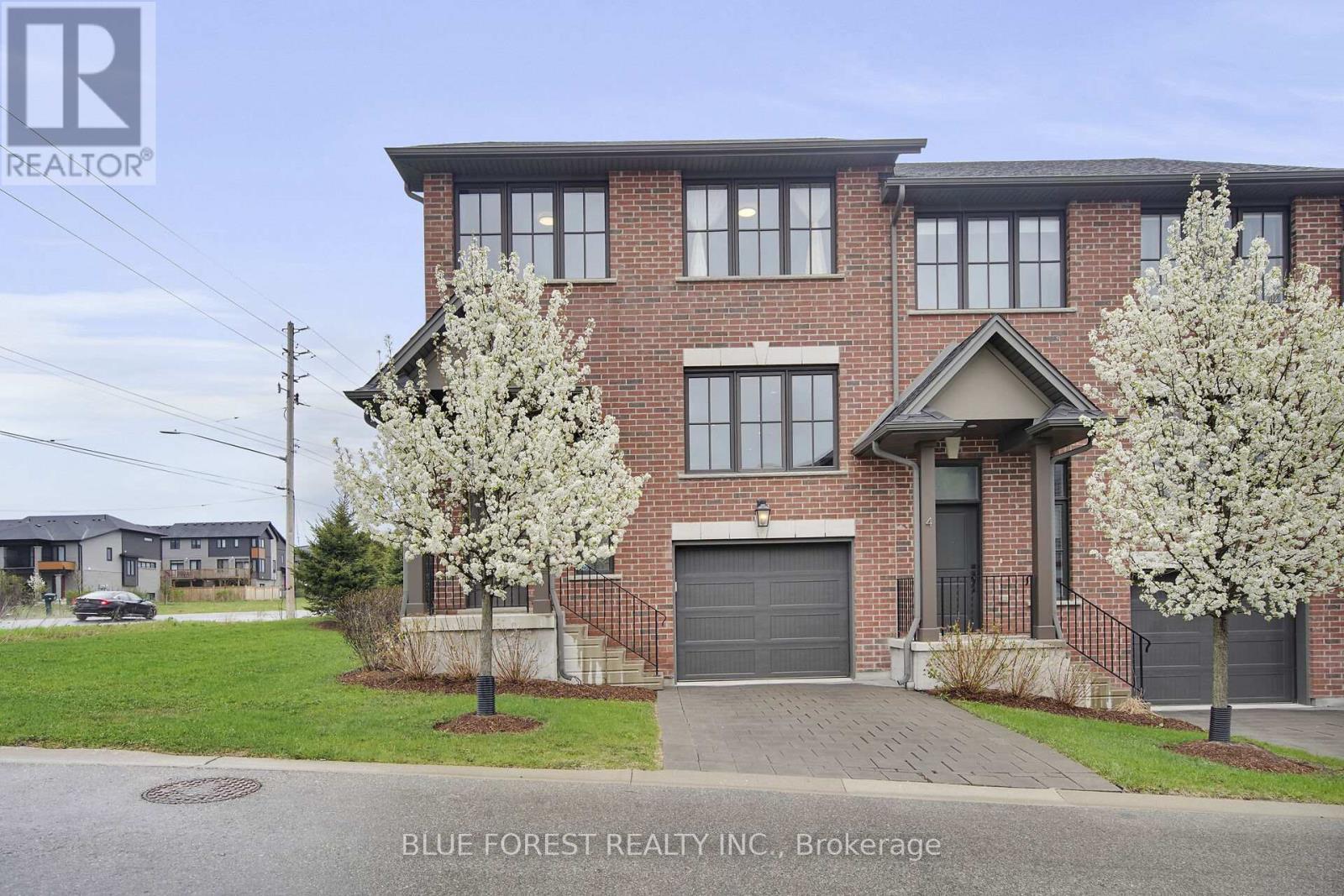 2 555 Sunningdale Rd E, London, ON N5X 4B3