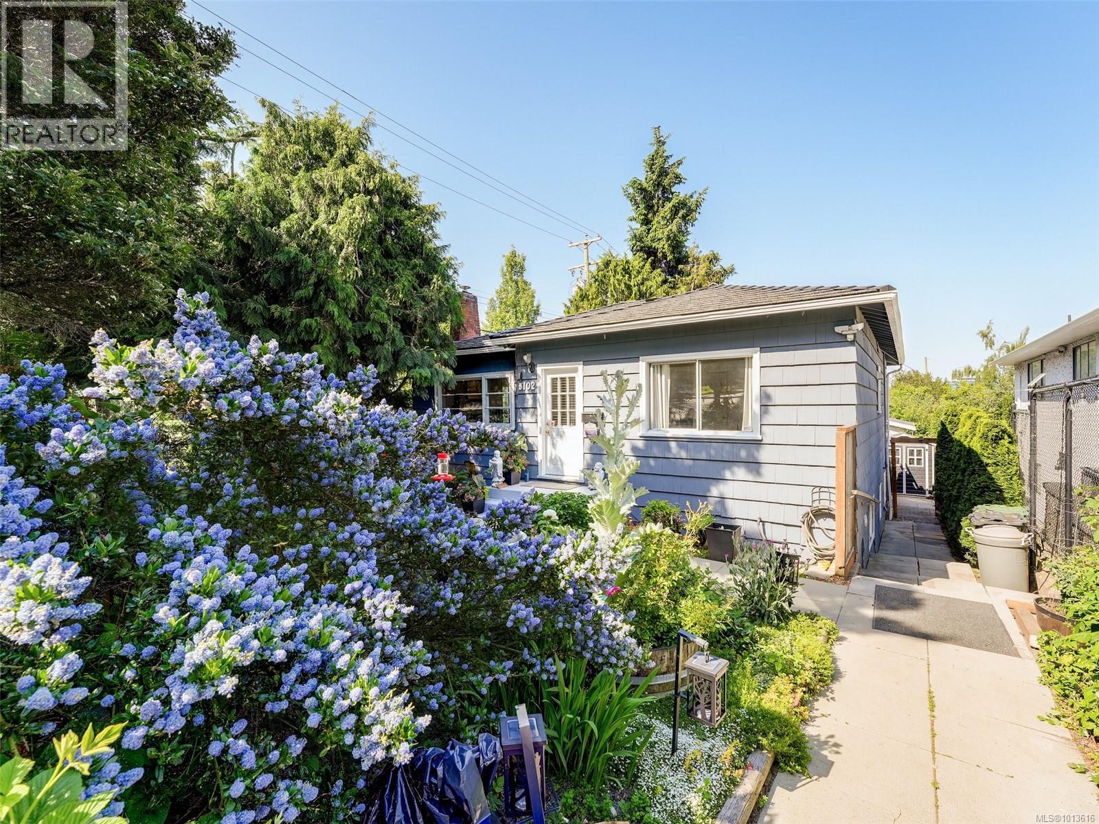 3102 Yew St, Victoria, BC V8X 1M8