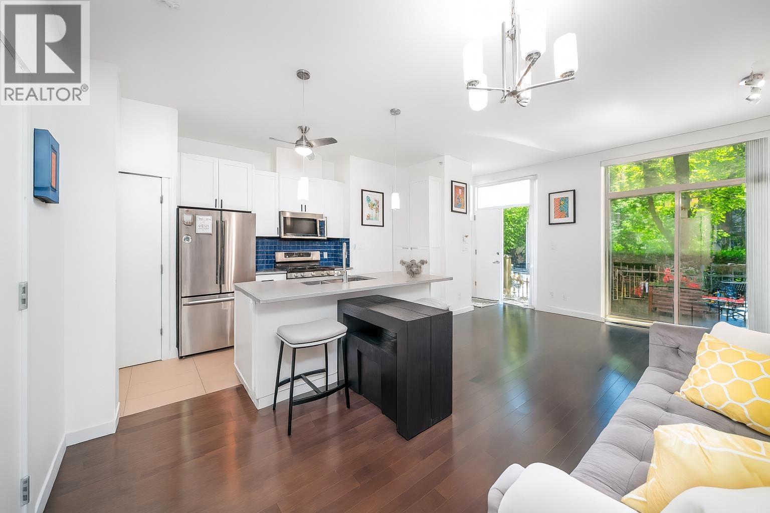 983 Richards St, Vancouver, BC V6B 3B6