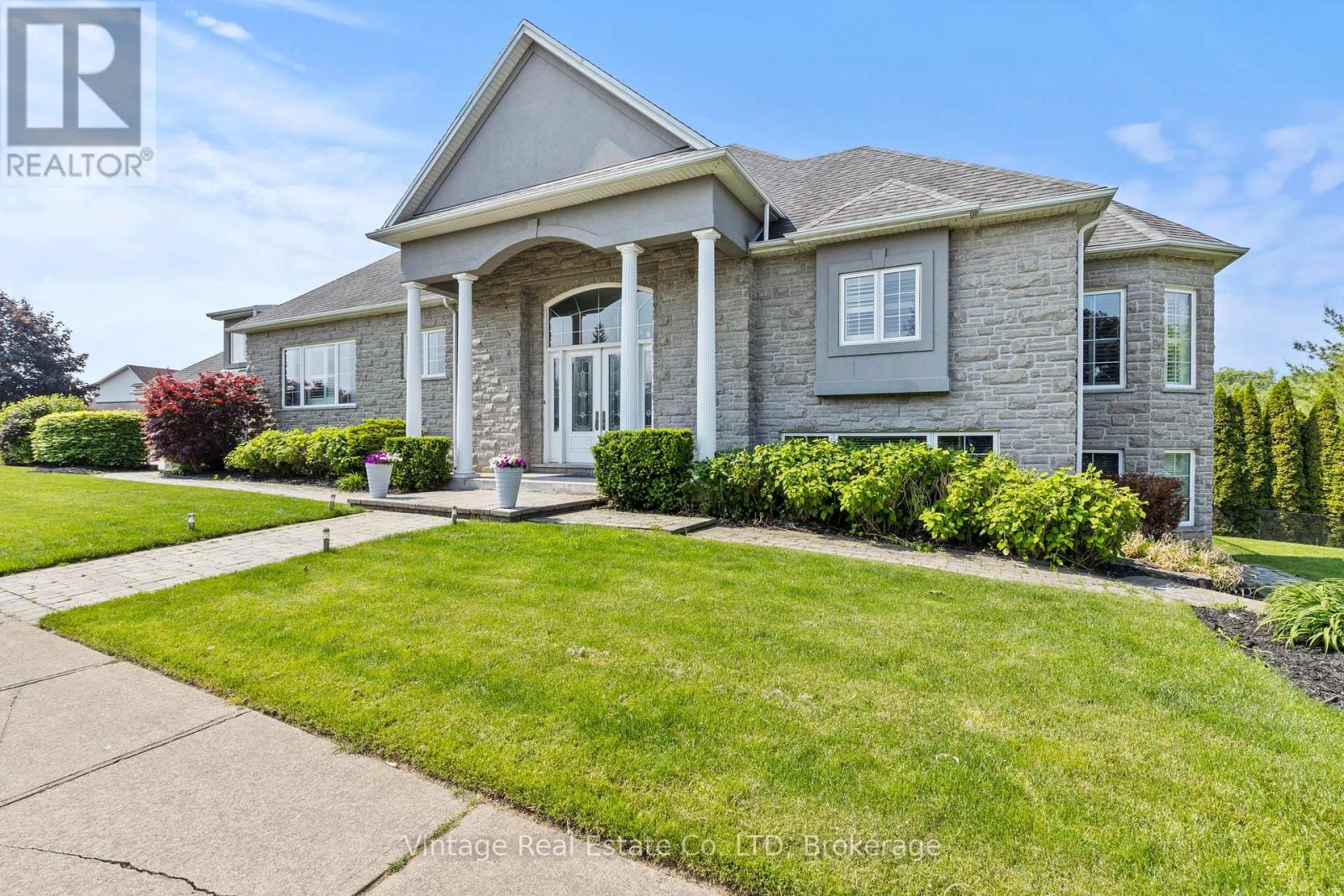 3689 Cardinal Dr, Niagara Falls, ON L2H 3G8