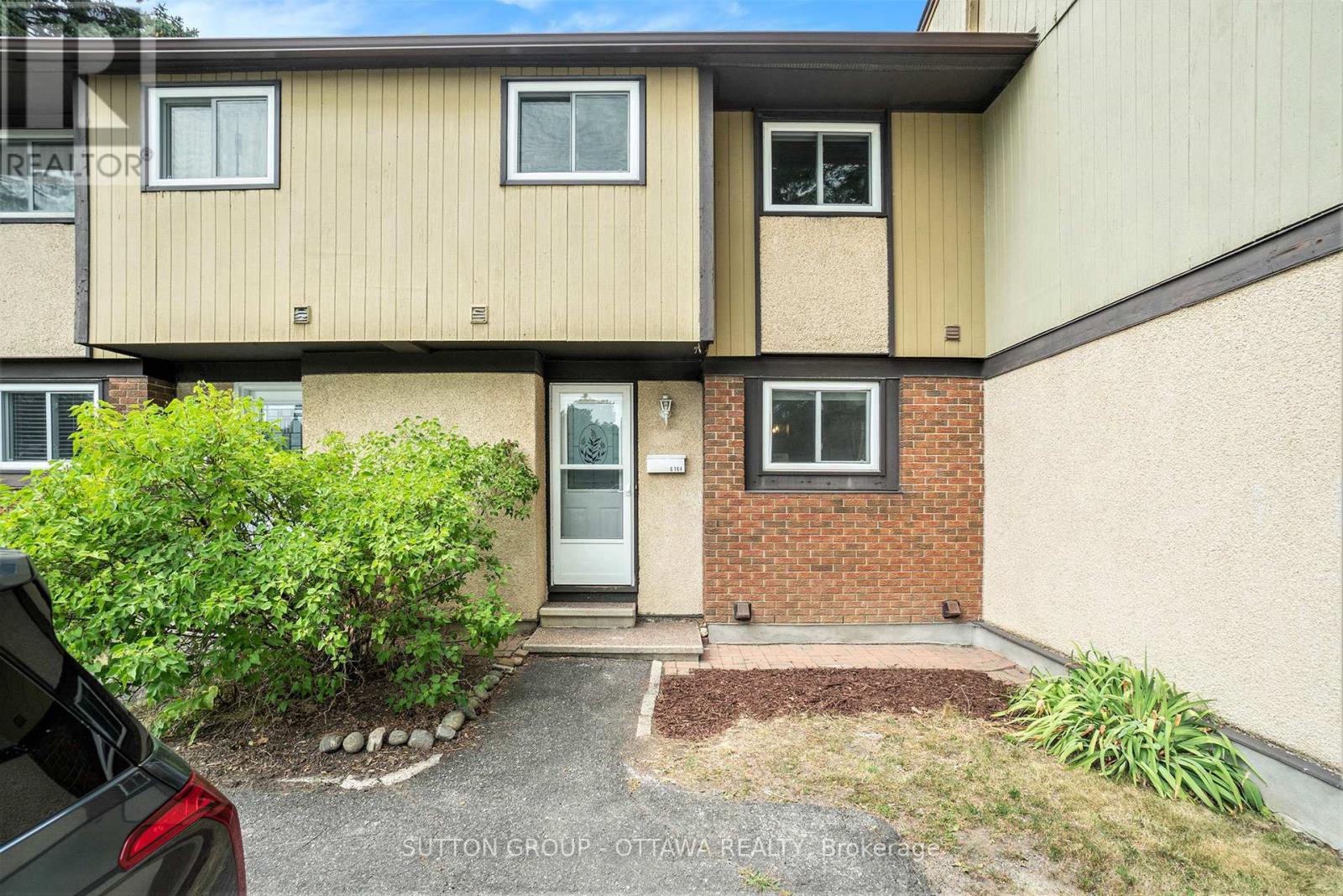 6164 Brookside Ln, Ottawa, ON K1C 2M1