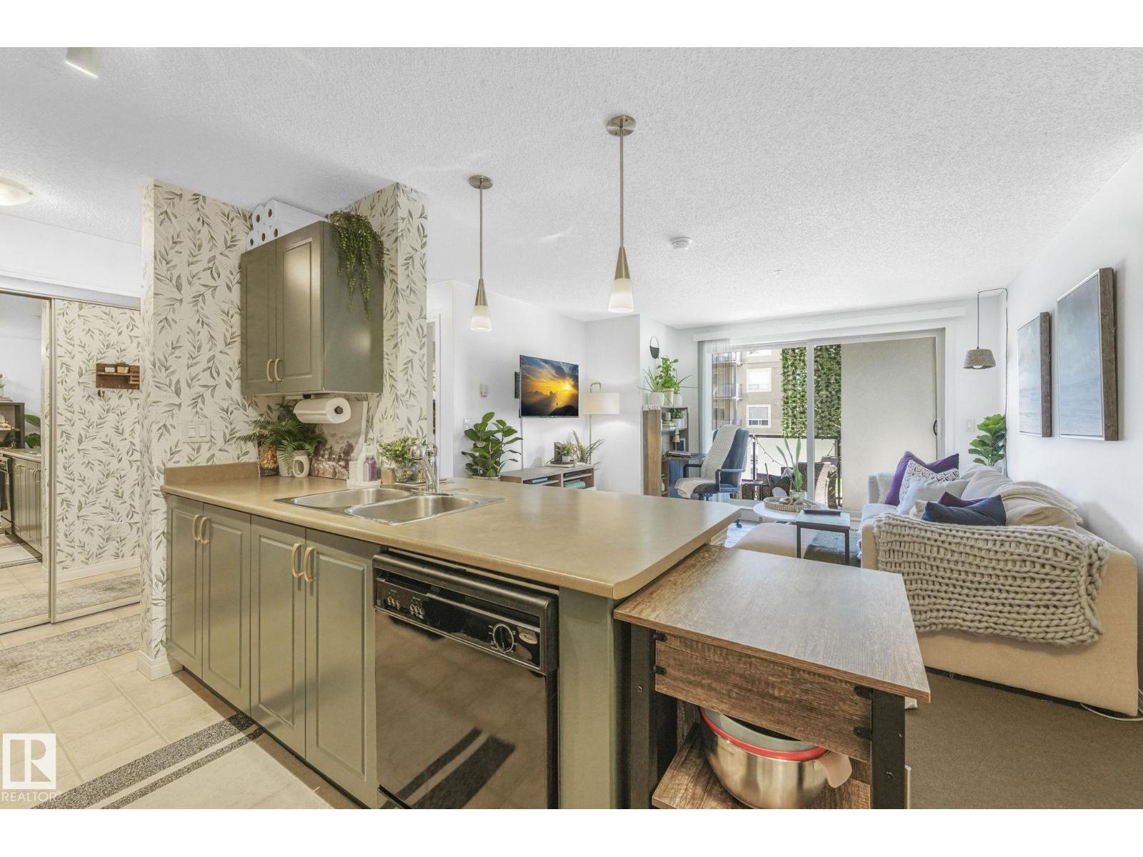 13908 136 Street Northwest #206, Edmonton, AB T6V 1Y4