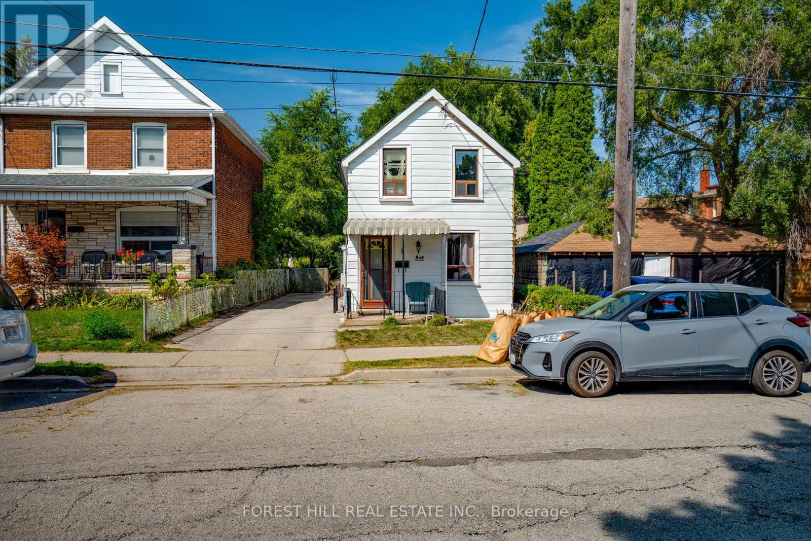 2 Goldwin Ave, Toronto, ON M6M 2C4