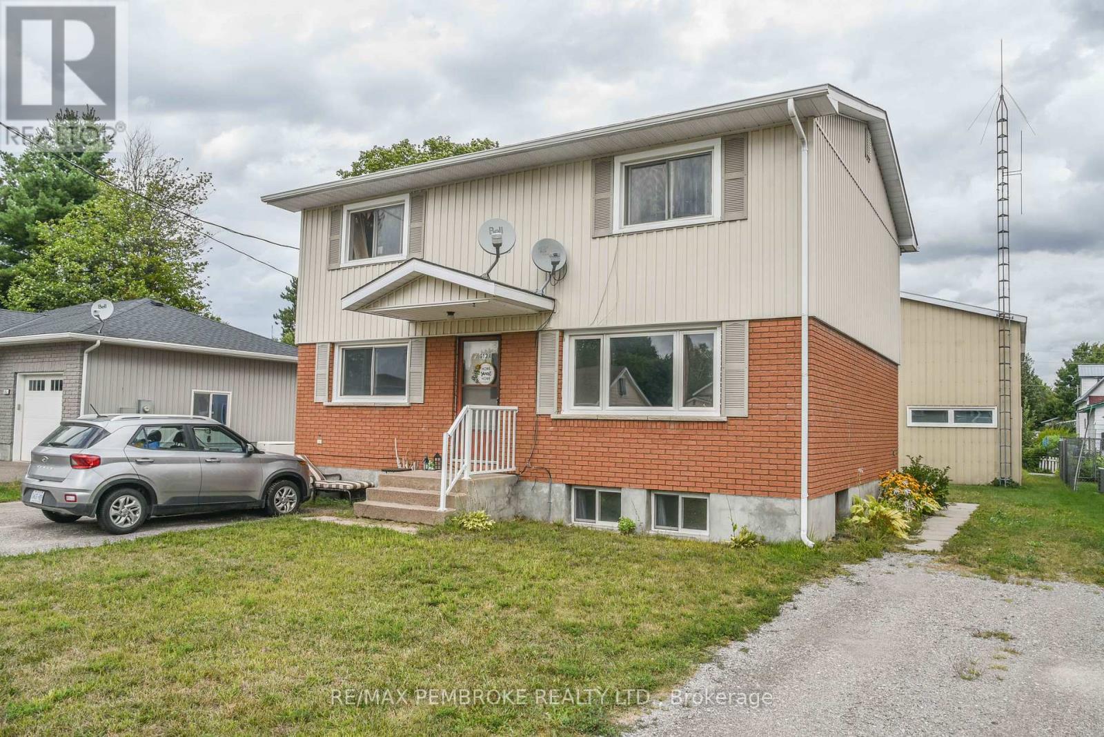 613 Joe St, Laurentian Valley, ON K8A 6S6