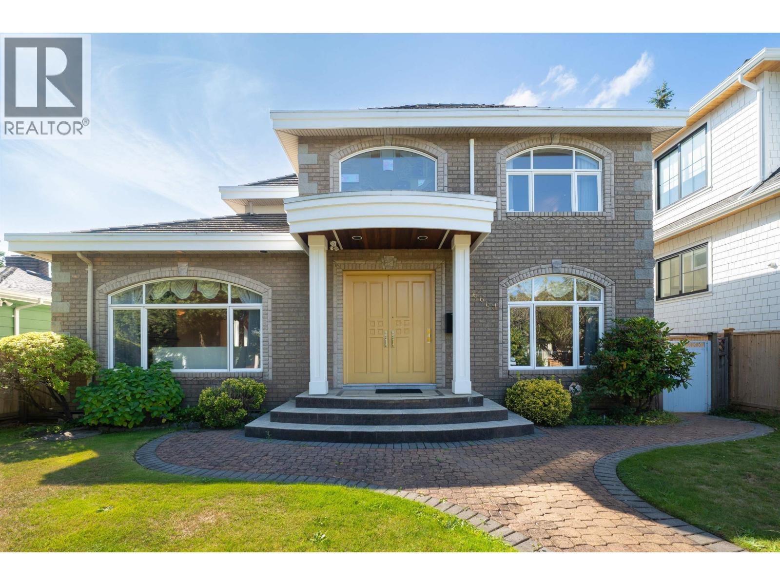 6669 Heather St, Vancouver, BC V6P 3P3