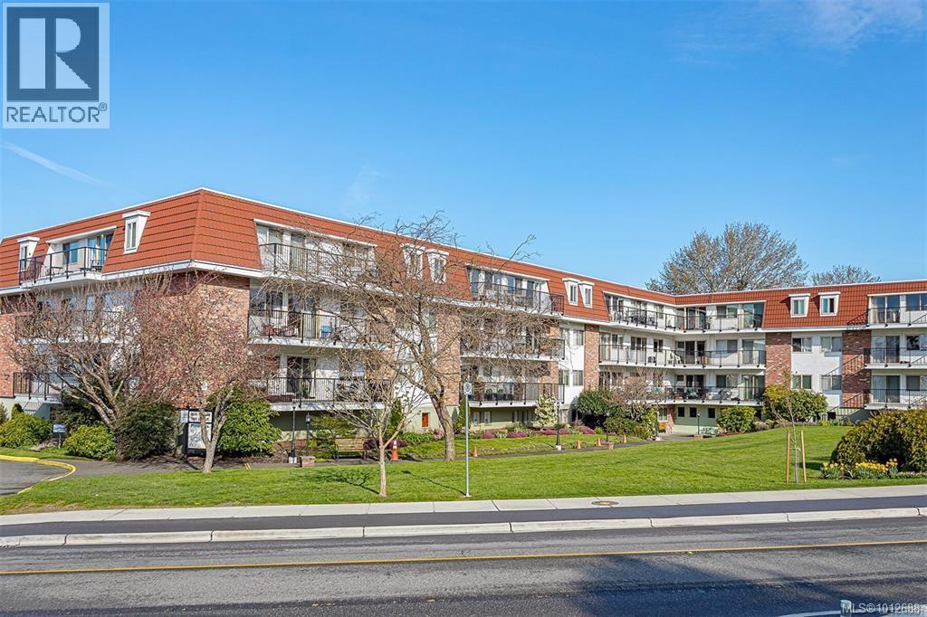 1680 Poplar Ave Unit 127 Ave, Saanich, BC V8P 4K7