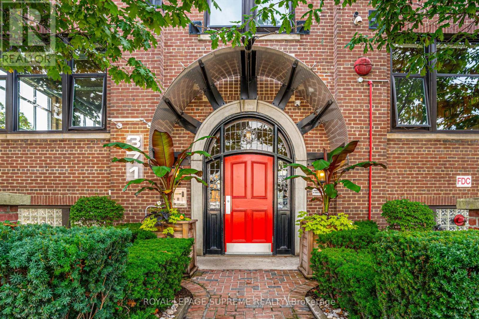 10 371 Wallace Ave, Toronto, ON M6P 3N8