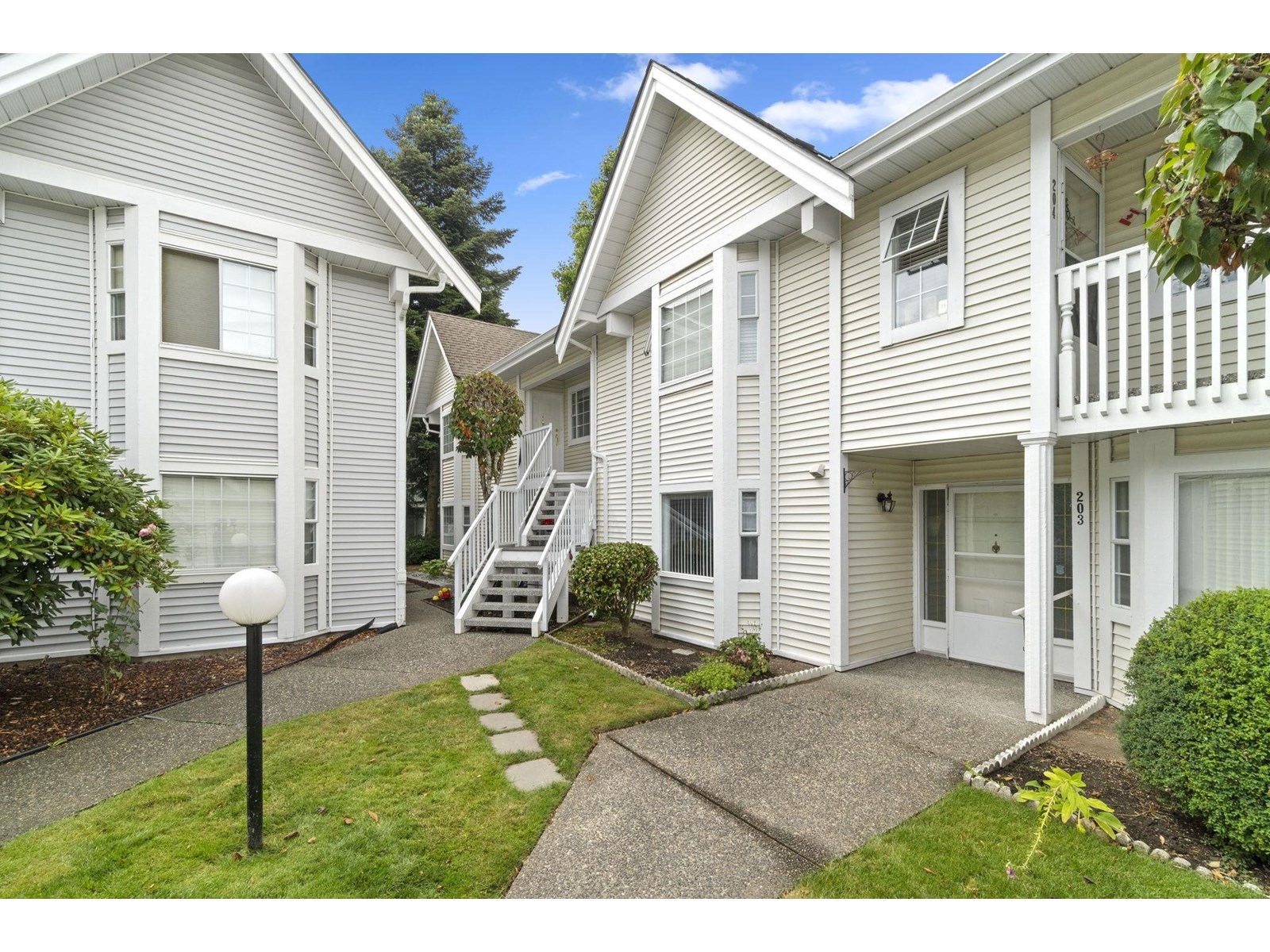9109 154 Street Unit 202, Surrey, BC V3R 9G8