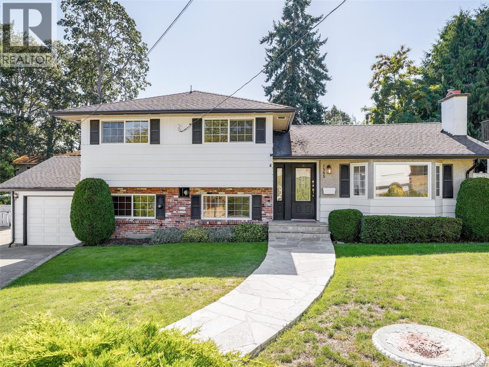 1565 Jasper Pl, Saanich, BC V8P 1N9