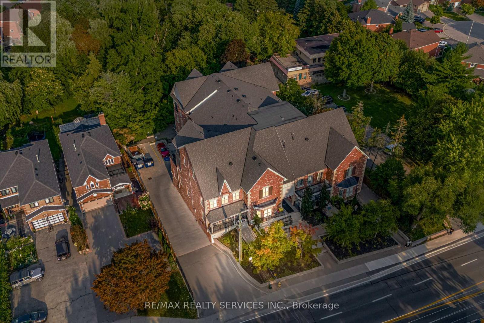 106 9589 Keele St, Vaughan, ON L6A 1M1