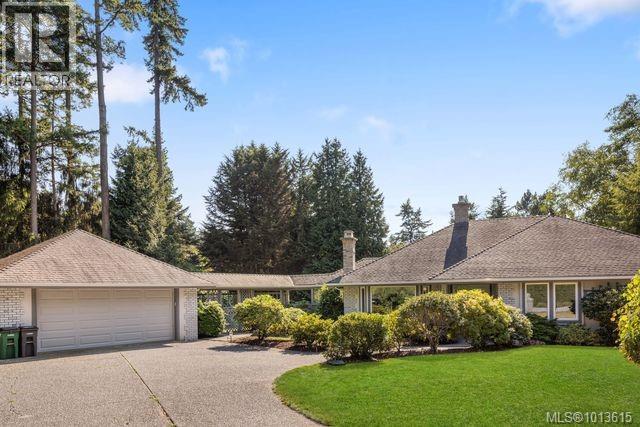 2693 Macdonald Dr E, Saanich, BC V8N 1Y1
