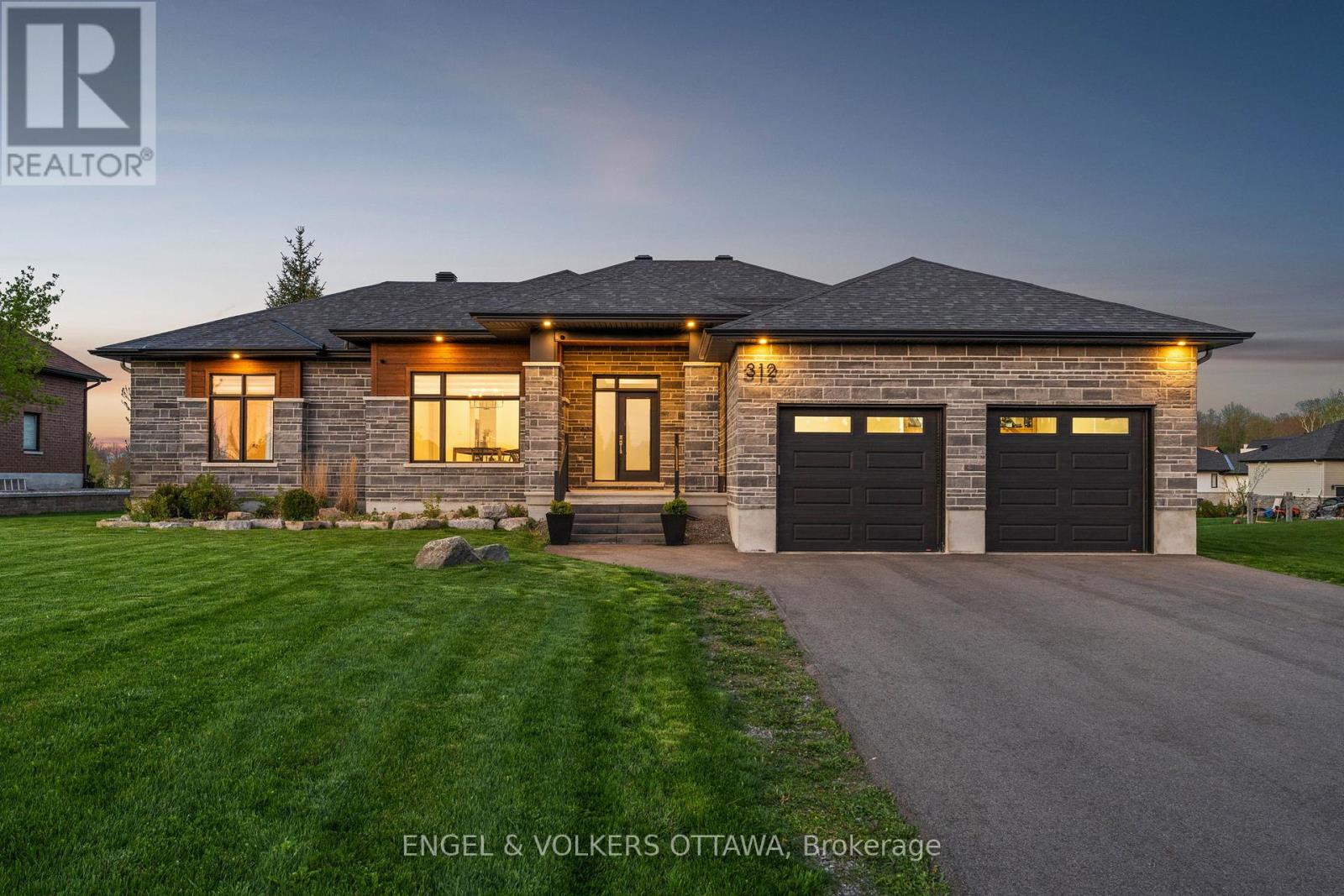 312 Shoreway Dr, Ottawa, ON K4P 0G2